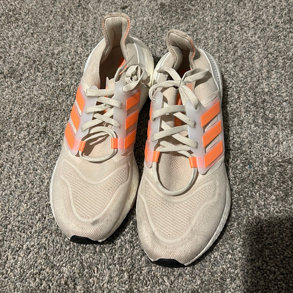 ULTRABOOST 22